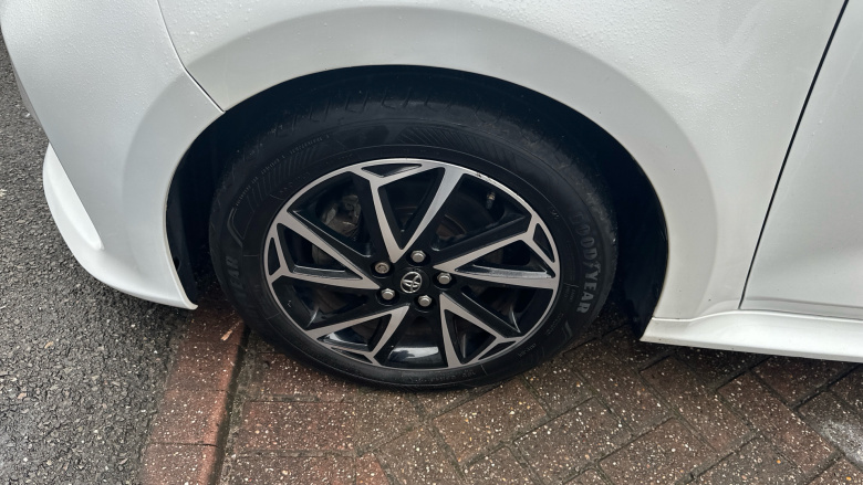 Toyota Yaris 1.5 Hybrid Design 5dr CVT Hybrid Hatchback